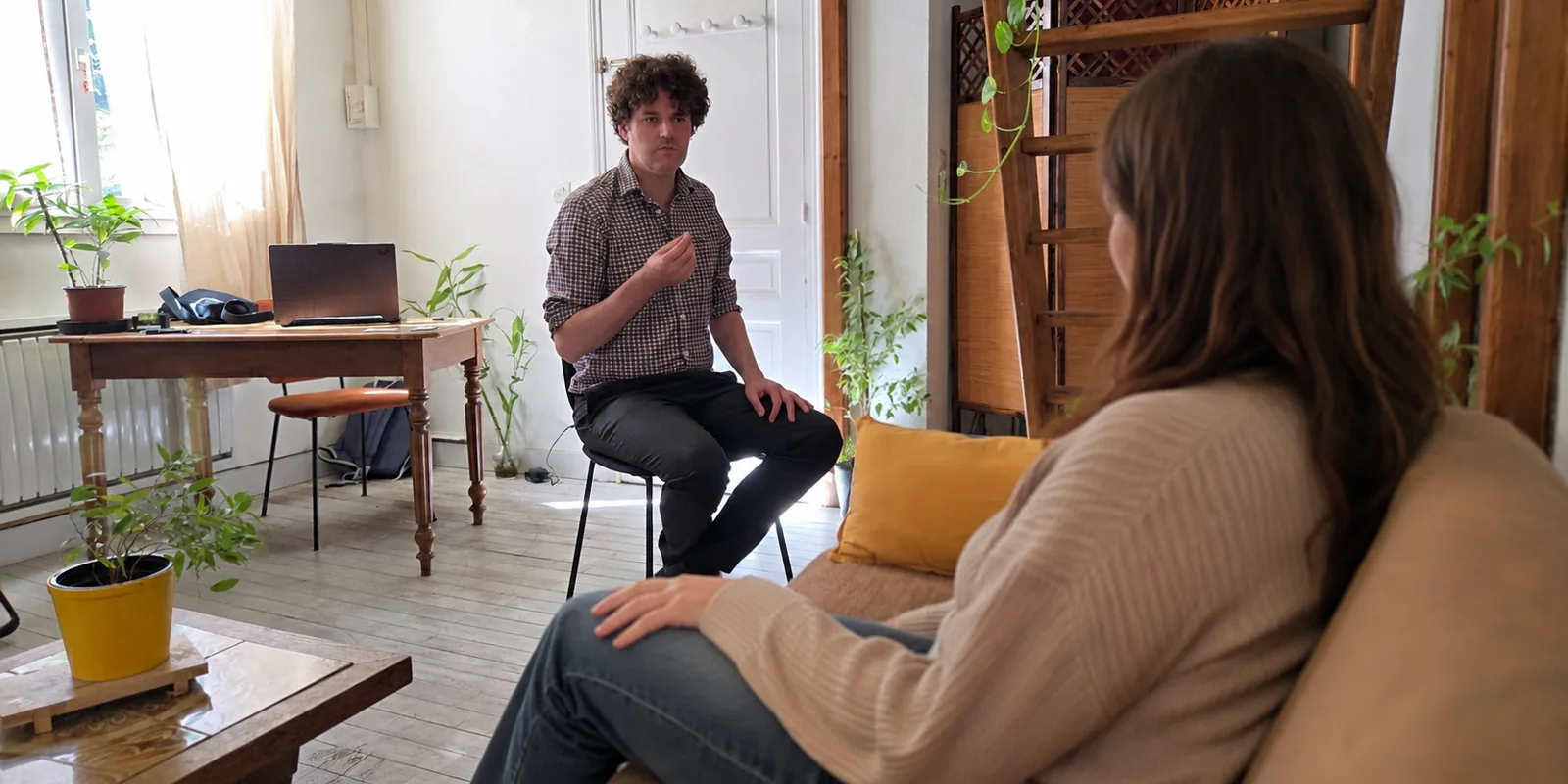 Antoine Faget en consultation d’hypnose dans son cabinet à Tours